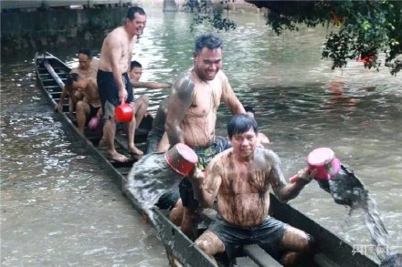 場面震撼！中國龍舟之鄉(xiāng)順德舉行起龍儀式