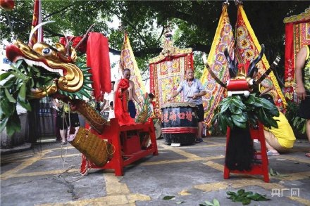 場面震撼！中國龍舟之鄉(xiāng)順德舉行起龍儀式