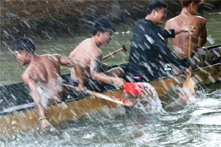 場面震撼！中國龍舟之鄉(xiāng)順德舉行起龍儀式