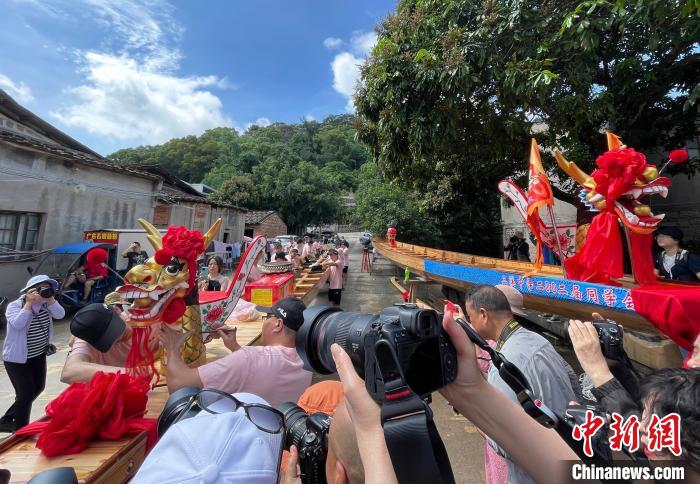 圖為5月29日，長樂江田鎮(zhèn)村民為即將入水的新龍舟安裝龍頭?！埍?攝