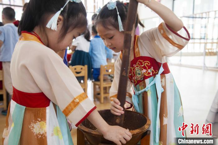 圖為小朋友們參加“將樂擂茶”制作?！《^生 攝