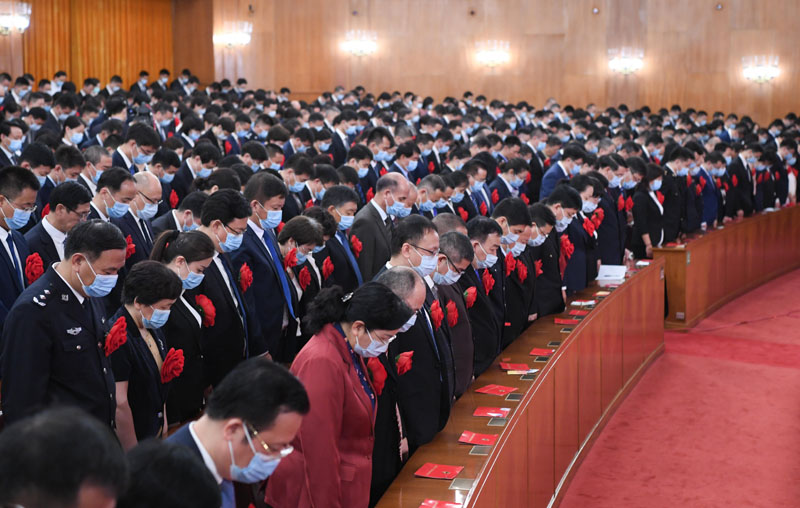 2020年9月8日上午，全國抗擊新冠肺炎疫情表彰大會在北京人民大會堂隆重舉行。這是全場肅立，向新冠肺炎疫情犧牲烈士和逝世同胞默哀。