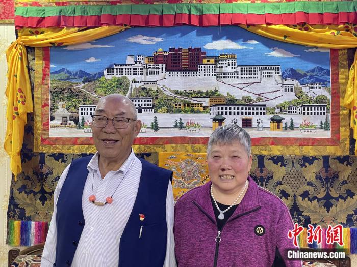 甲央曲培和杜應芳在家中。彭寧鈴 攝