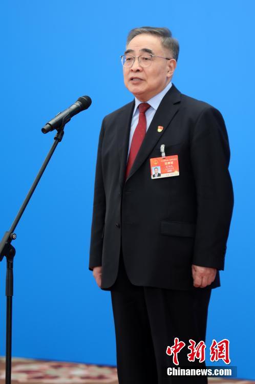 3月8日，第十三屆全國(guó)人民代表大會(huì)第四次會(huì)議舉行第二場(chǎng)“代表通道”采訪活動(dòng)。圖為全國(guó)人大代表張伯禮通過(guò)網(wǎng)絡(luò)視頻方式接受采訪。 <a target='_blank' ><p  align=