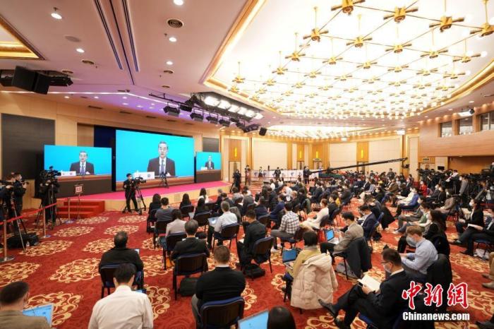 圖為記者在梅地亞中心多功能廳采訪。<a target='_blank' ><p  align=