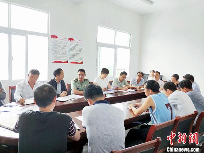徐欣在屯上村召開座談會，與鄉(xiāng)政府領導和村支兩委共商 (資料圖) 鐘欣 攝