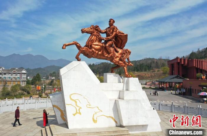 賀龍?jiān)獛浌枢l(xiāng)桑植縣已成為張家界西線旅游的重要組成部分。　楊華峰 攝