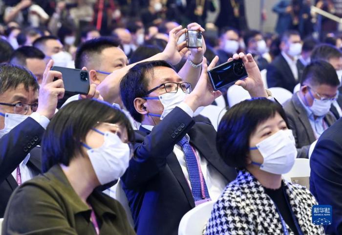 11月9日，參會(huì)者在開幕式現(xiàn)場(chǎng)拍照。當(dāng)日，2022年世界互聯(lián)網(wǎng)大會(huì)烏鎮(zhèn)峰會(huì)在浙江烏鎮(zhèn)開幕。新華社記者 李賀 攝
