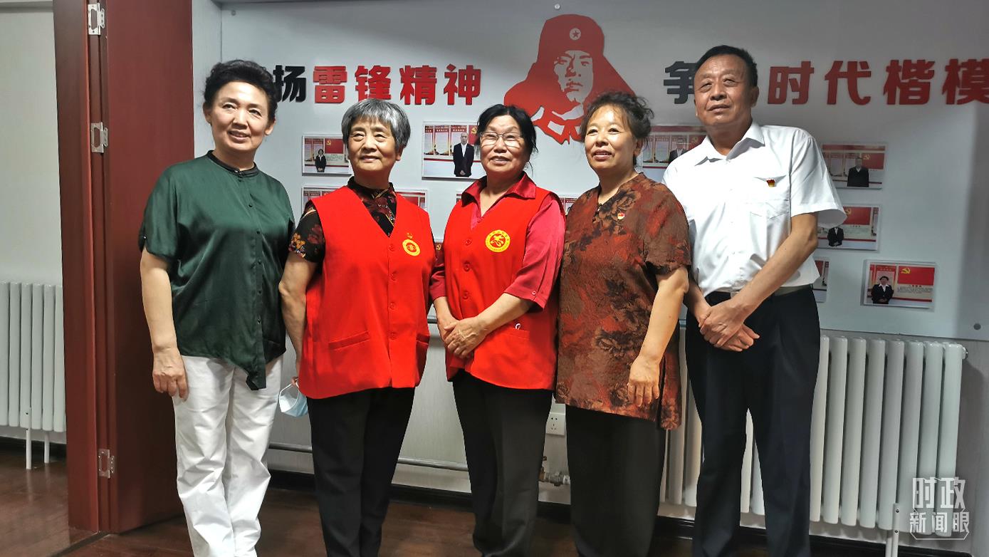 2021年8月，習(xí)近平到承德濱河社區(qū)居家養(yǎng)老服務(wù)中心調(diào)研。這是服務(wù)中心的志愿者代表。（總臺央視記者覃思拍攝）
