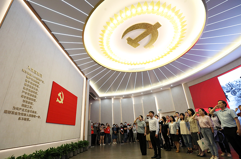 2021年6月3日，黨員在上海中共一大紀(jì)念館重溫入黨誓詞。