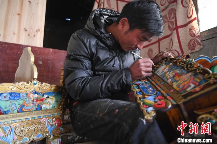 圖為拉薩手藝人制作年貨“切瑪盒”。　貢嘎來松 攝