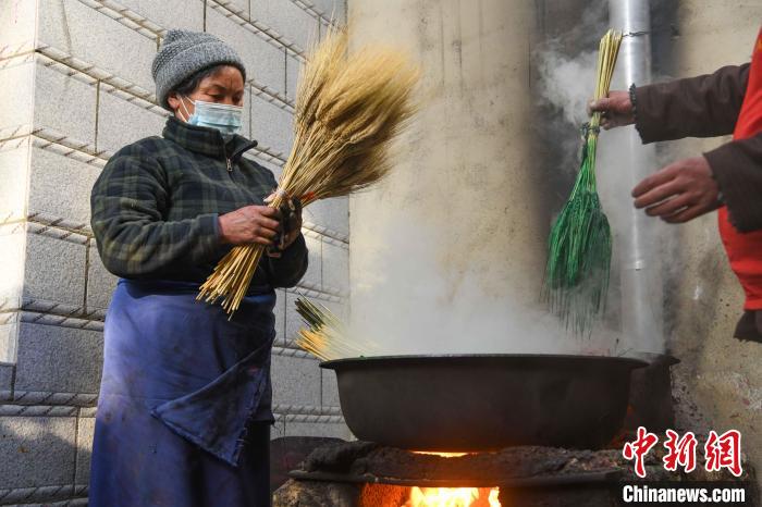 圖為拉薩手藝人制作年貨“羅薩梅朵”?！∝暩聛硭?攝