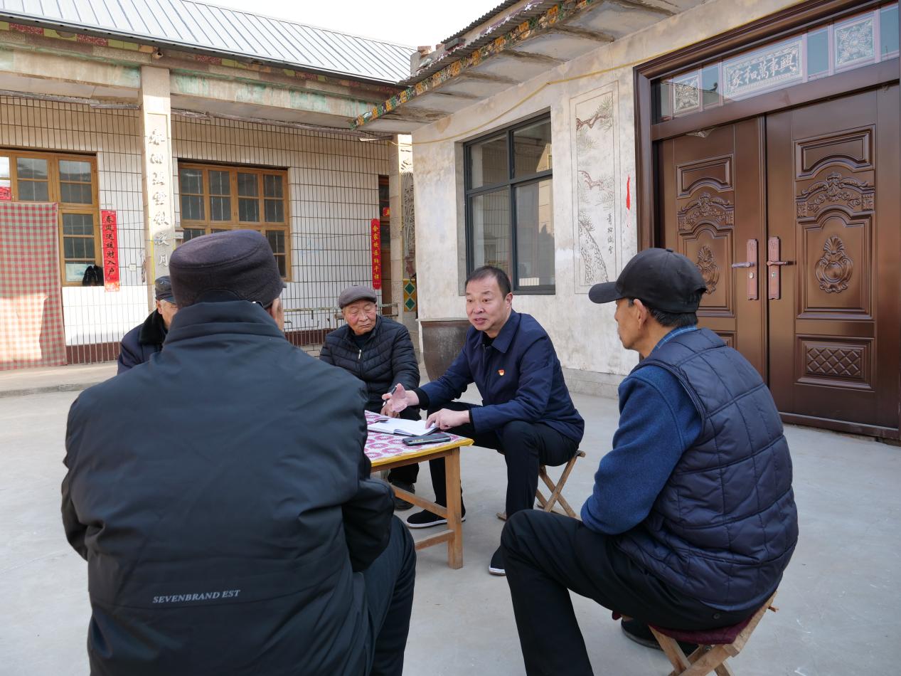 2023年全國(guó)兩會(huì)前夕，全國(guó)人大代表、廣平縣后南陽堡村黨支部書記王建廣和村民座談。（受訪者供圖）