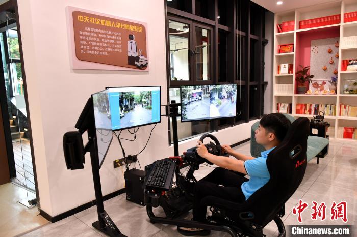圖為福州中天社區(qū)工作人員正在利用5G技術(shù)，遠(yuǎn)程操控機(jī)器人巡視社區(qū)?！蚊?攝