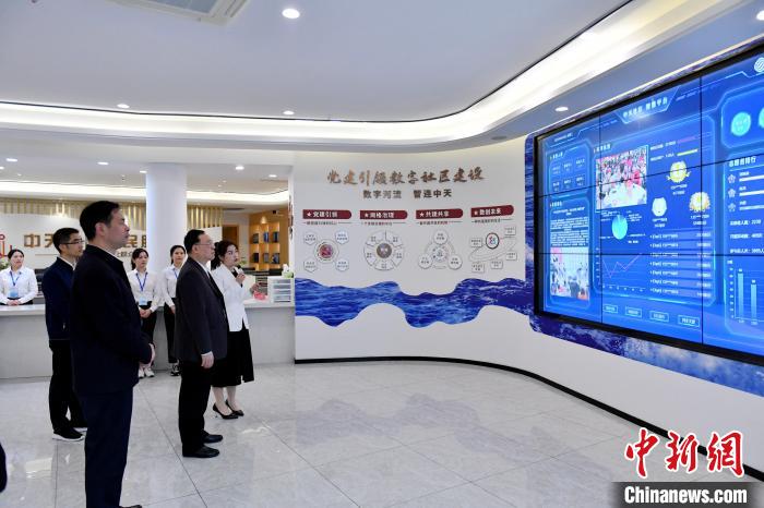 圖為與會(huì)來(lái)賓參觀(guān)福州中天社區(qū)。　呂明 攝