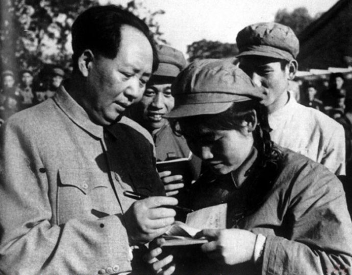 1952年，毛澤東為志愿軍歸國(guó)代表團(tuán)文藝戰(zhàn)士代表謝秀民簽名留念。