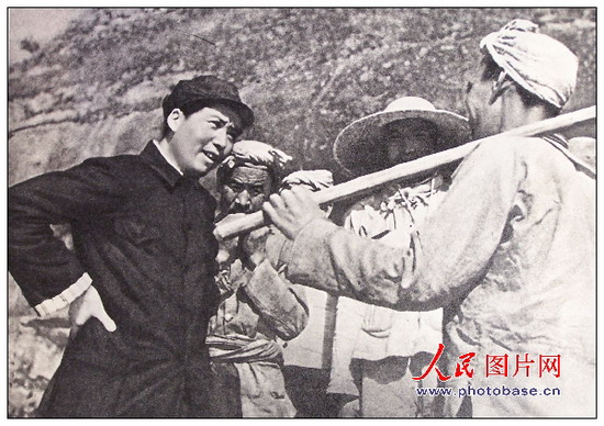 1939年，毛澤東同志在延安和楊家?guī)X農(nóng)民親切談話。