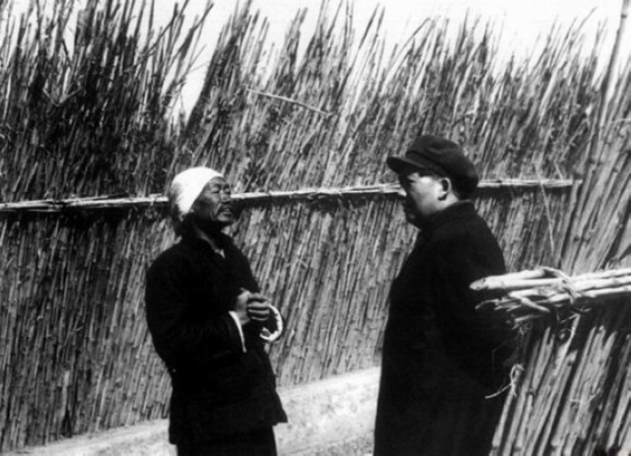 1952年，毛主席在北京近郊訪問農(nóng)民。