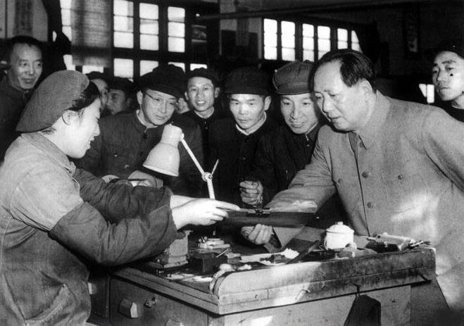1956年，毛澤東視察南京無線電廠。