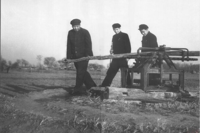 1954年，毛澤東在順義縣農(nóng)村視察。