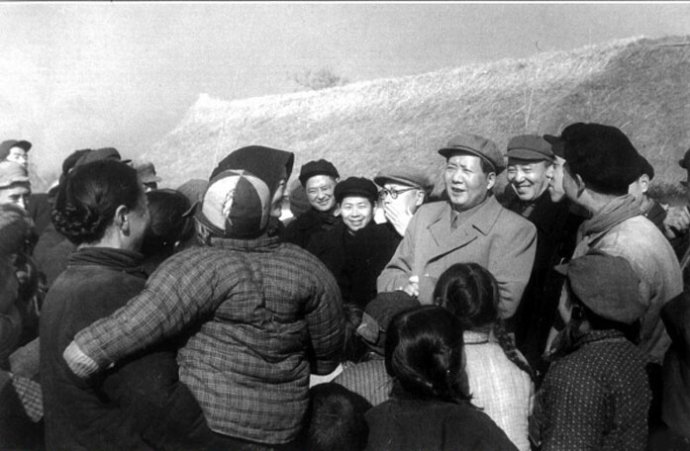 1955年，毛澤東在南京郊區(qū)饒辰鄉(xiāng)十月農(nóng)業(yè)合作社和群眾交談。