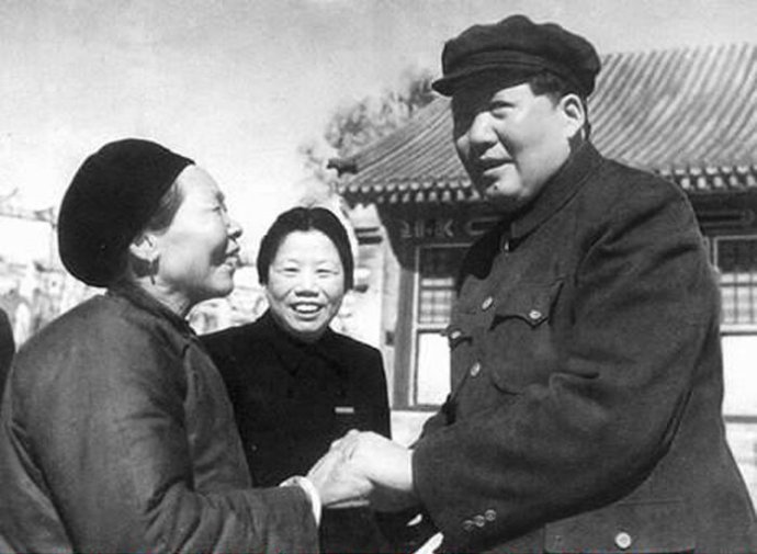 1954年，毛澤東接見抗美援朝英雄黃繼光的母親鄧芳芝。