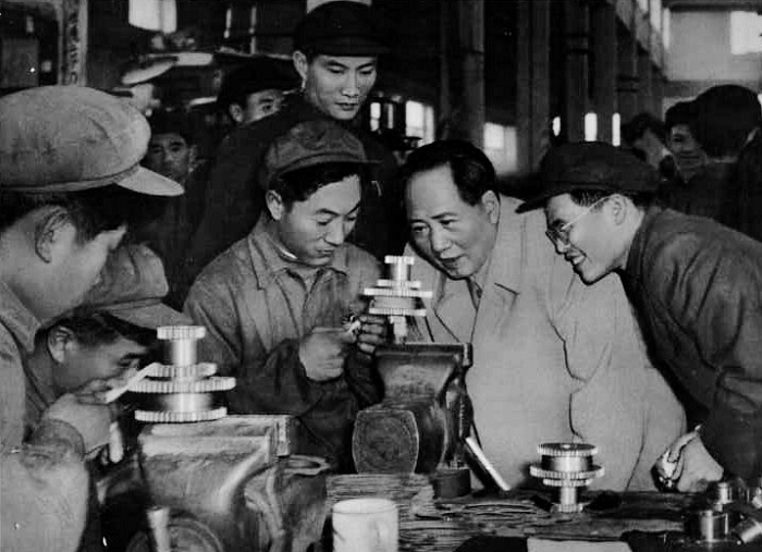1956年，毛主席在天津視察工廠。