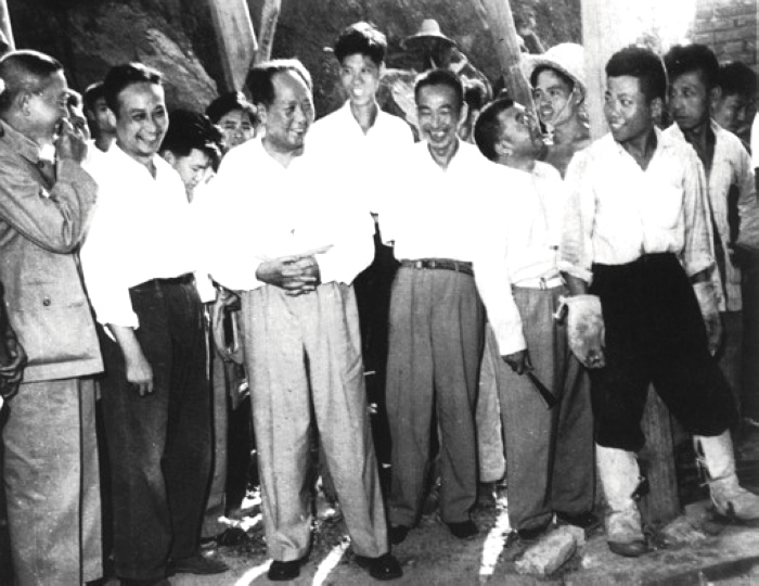 1958年，毛主席在湖北視察武昌第一紗廠(現(xiàn)武漢國棉六廠)。