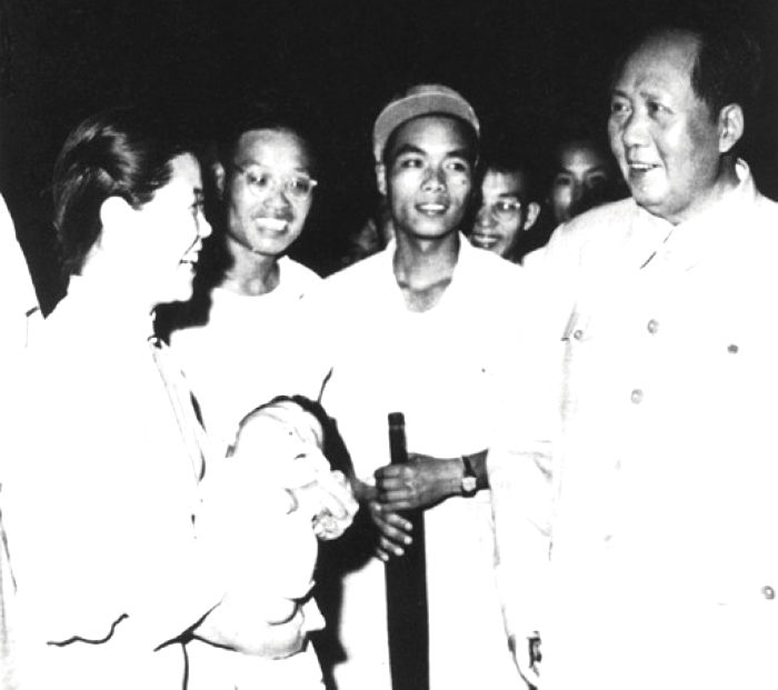 1957年，毛主席在湖北武漢長江大橋上與群眾交談。