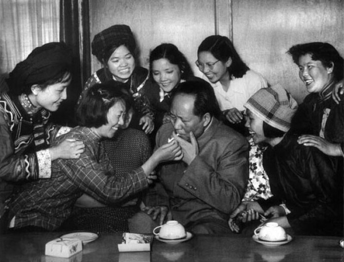 1957年，毛澤東和中國新民主主義青年團第三次全國代表大會的“三大”代表在一起。攝影：洪克