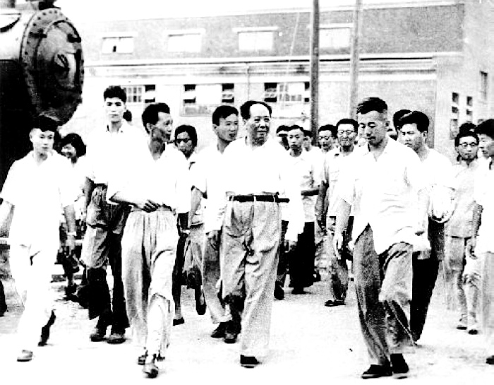 1958年，毛主席在湖北視察武漢重型機床廠。