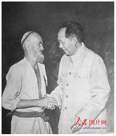 1958年，毛澤東和維吾爾族老人庫爾班·吐魯木親切握手。