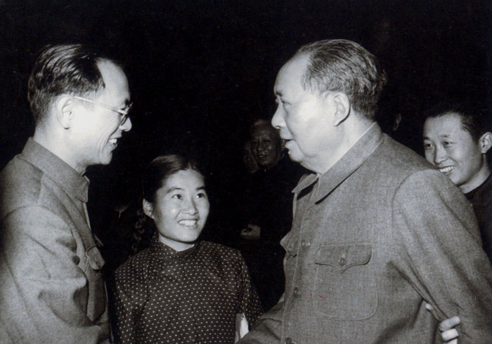 1965年，毛主席在北京與生物化學家彭加木親切握手交談。攝影：錢嗣杰