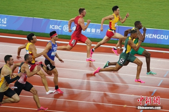 8月2日，第31屆世界大學(xué)生夏季運(yùn)動(dòng)會(huì)男子100米決賽在四川成都舉行，牙買加選手GOLDSON Kadrian dwayne(右一)以10秒04奪得男子百米冠軍。<a target='_blank' href='/'><p  align=