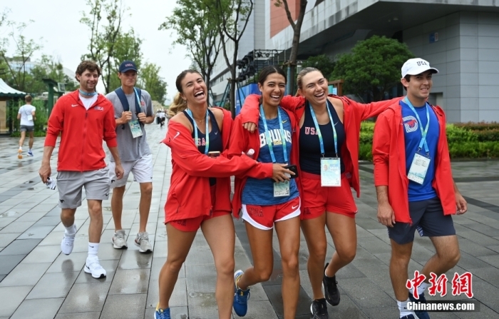 美國(guó)運(yùn)動(dòng)員在村內(nèi)開心漫步。<a target='_blank' href='/'><p  align=