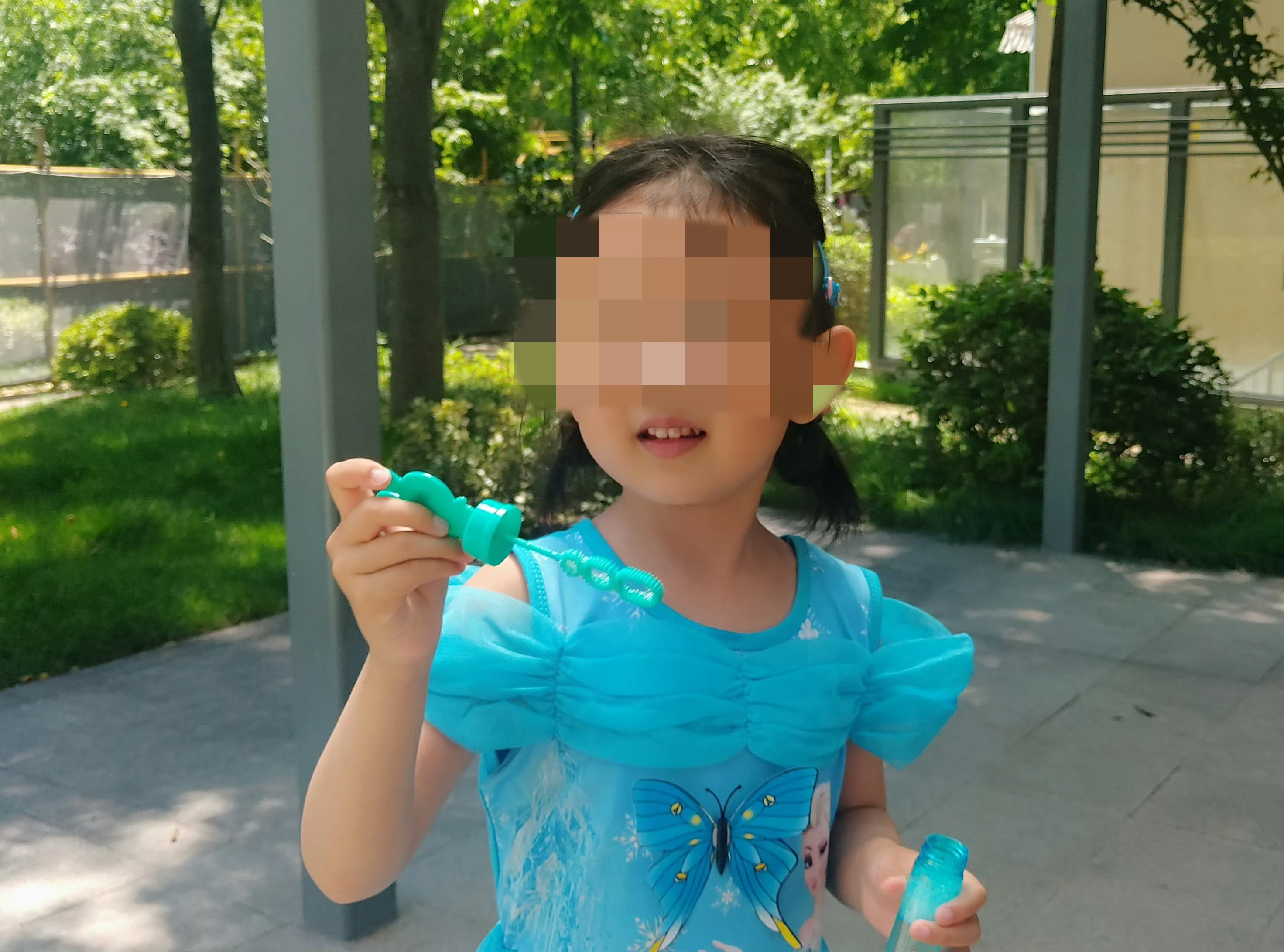海灘失蹤女童。圖源：女童家人社交賬號(hào)