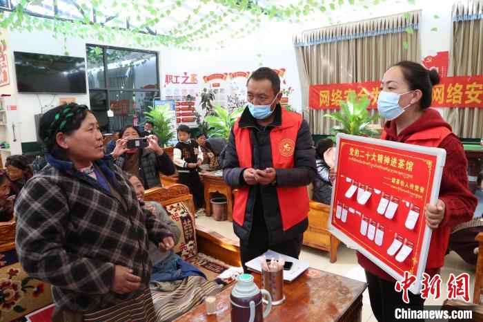 圖為瓊結(jié)縣村民參與問(wèn)答。　倫珠澤仁 攝