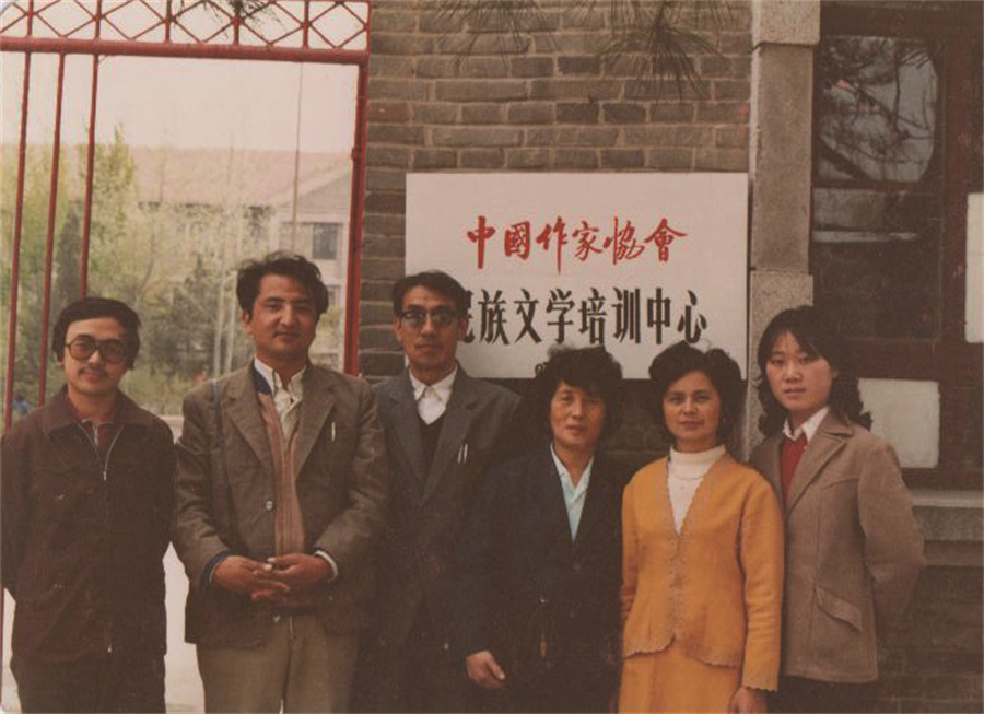 在民族文學(xué)雜志社任職期間，吉米平階（左一）和同事合影??.jpg